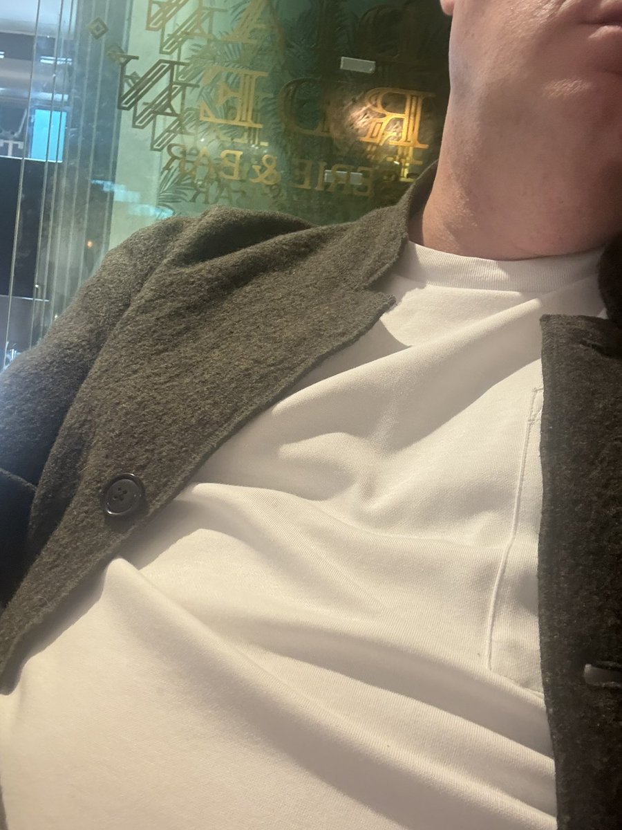 Idag har jag vit tröja för att bevisa att jag är vuxen och inte kommer spilla något på mig. Det kommer nog i vanlig ordning inte fungera.