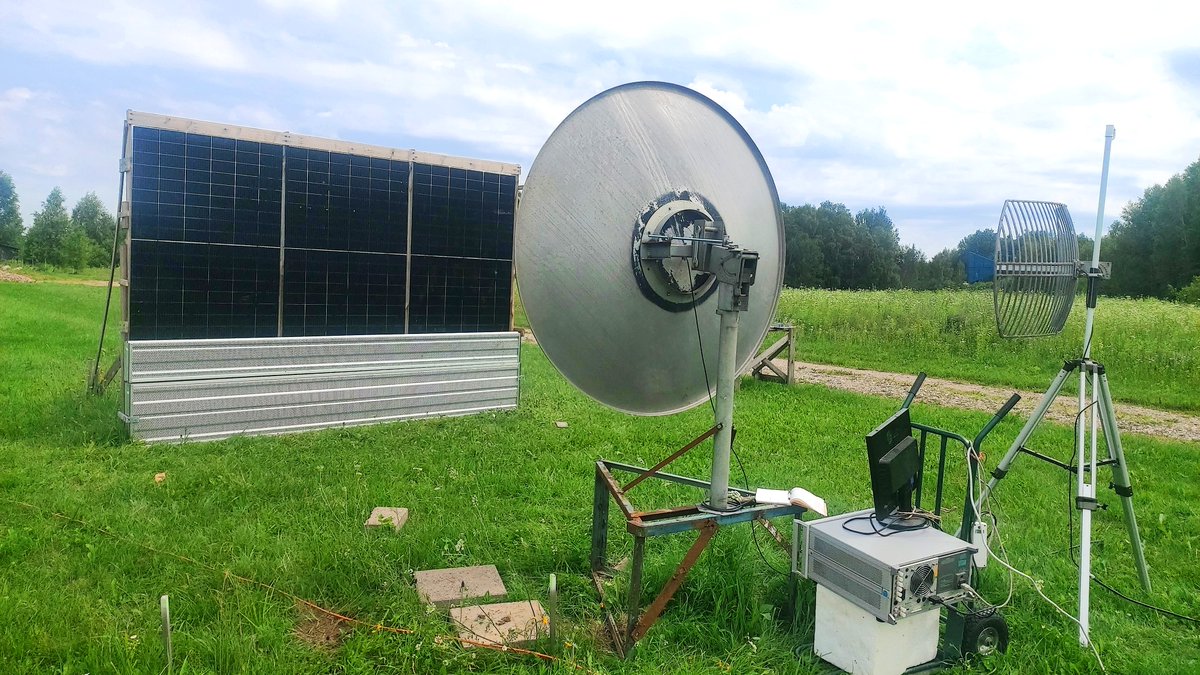 SoliTek_EU's tweet photo. Do solar modules in noise barriers disrupt mobile networks? 📡
Together with Vilnius University & VILNIUS TECH, we tested it – and found the opposite: PV barriers don’t block signals, they can even help keep them stronger.
Win-win: green energy + less noise! 🌍✅
#SoliTek https://t.co/5nPvUmzRCO