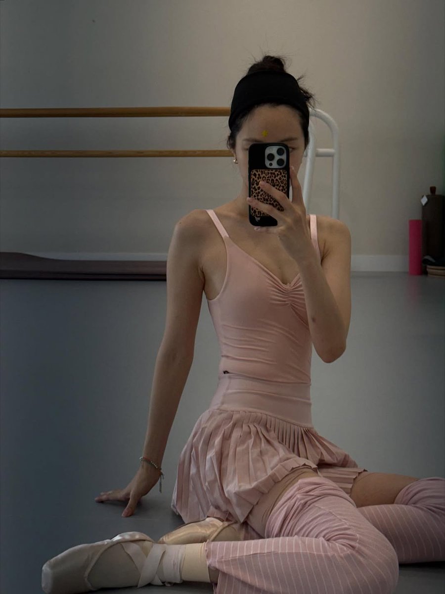 snaeun's tweet photo. one year down, still chasing that ballerina glow! 💃🏻🩰💫 
or I’m just here for the vibes and stretchy moments! 😆 https://t.co/Oq58iVg0Ij