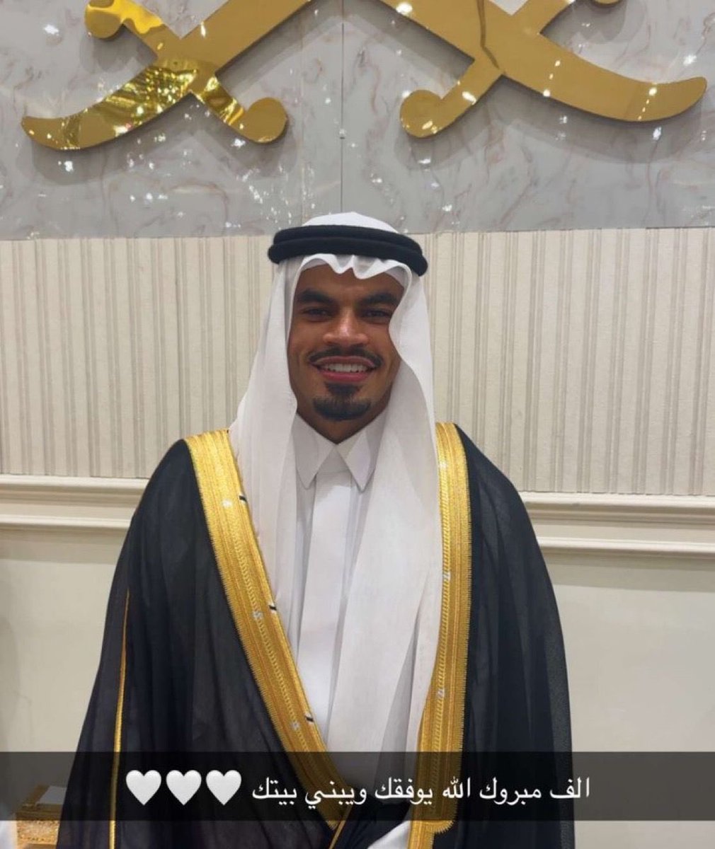 ايش قصة النصر مع اللاعبين مايتزوجون الا اذا تعاقدو معه احمد موسى غريب عبداللاله والحين سعد الناصر بكره يتزوج كومان وجواو ونطلع نهاية الموسم صفري