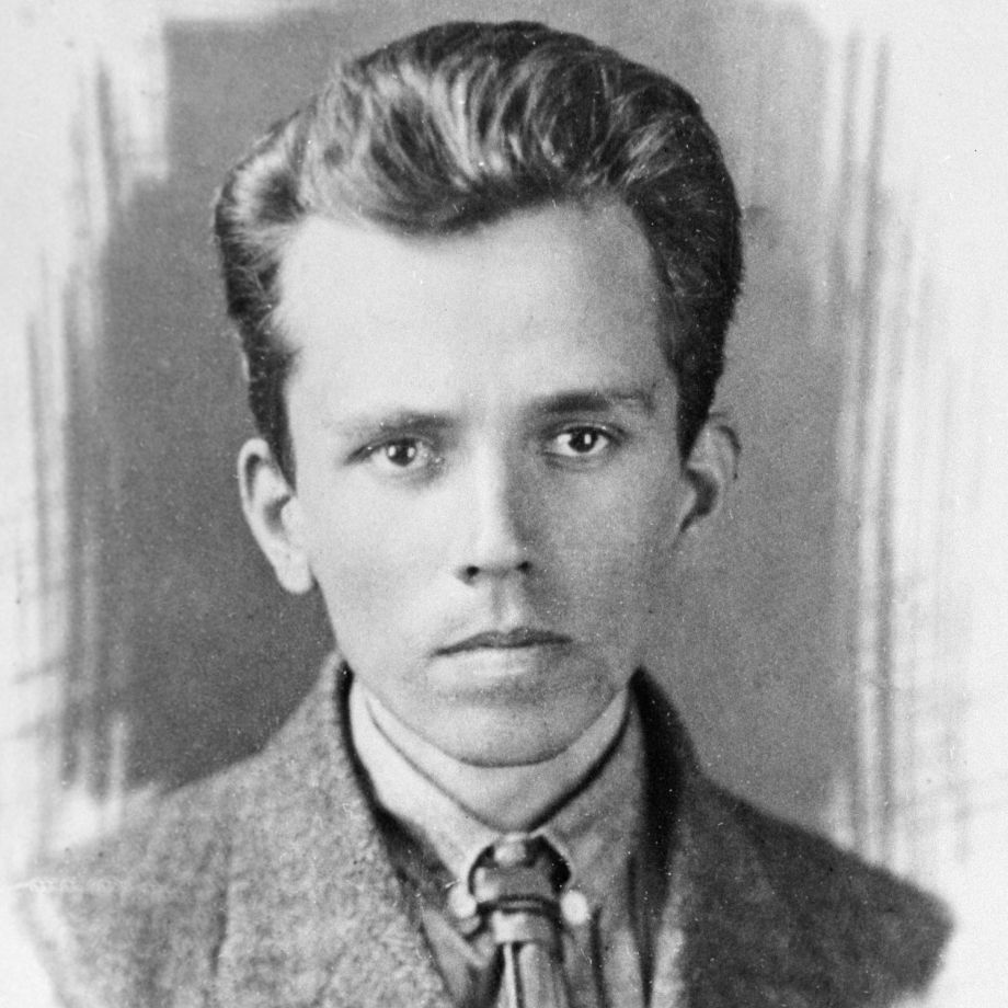 "Я видел современного Иисуса Христа, который сам написал революционное Евангелие" - Андре Жид.

121 год со дня рождения.

Николай Островский (1904-1936):

"Как закалялась сталь"
"Рождённые бурей".

Прогрессирующий рассеянный склероз убьет его в 32 года.