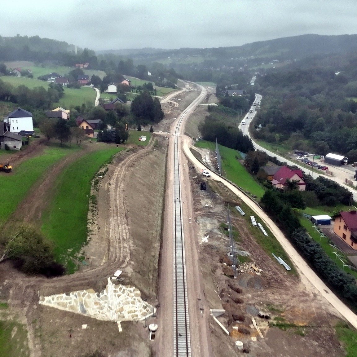 MI_GOV_PL's tweet photo. 🚆Postępuje największa inwestycja kolejowa w południowej Polsce.

🛤️Na odcinku Limanowa – Klęczany widać już pierwsze odcinki nowego toru. Ten fragment modernizowanej linii kolejowej nr 104 (Chabówka – Nowy Sącz) będzie poprowadzony częściowo w nowym śladzie, z wykorzystaniem prawie 4-kilometrowego tunelu, drążonego obecnie pod Pisarzową.

Efekt?
🔹szybsze i wygodniejsze połączenie kolejowe,
🔹lepszy dostęp do kolei dla mieszkańców południowej Małopolski.

Prace na odcinku Limanowa – Klęczany są częścią miliardowego projektu #PodłężePiekiełko.  Inwestycja zapewni rozwój społeczny i gospodarczy w Małopolsce. Powstanie nowe połączenie kolejowe, które ułatwi komunikację Krakowa z Podhalem i Sądecczyzną. Najszybsze pociągi pokonają trasę Kraków–Nowy Sącz w ok. 60 minut. Natomiast podróż ze stolicy Małopolski do Zakopanego zajmie ok. 90 minut.

#FunduszeUE #NextGenerationEU #KPO #KorzyściDlaCiebie #InwestycjeKolejowe @PKP_PLK_SA