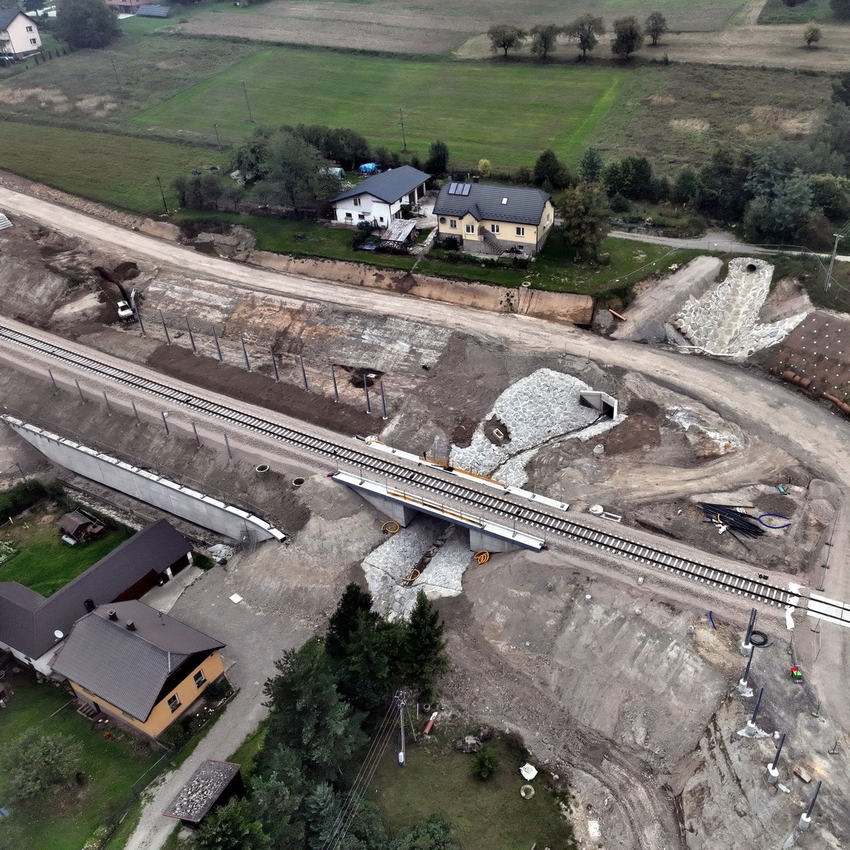 MI_GOV_PL's tweet photo. 🚆Postępuje największa inwestycja kolejowa w południowej Polsce.

🛤️Na odcinku Limanowa – Klęczany widać już pierwsze odcinki nowego toru. Ten fragment modernizowanej linii kolejowej nr 104 (Chabówka – Nowy Sącz) będzie poprowadzony częściowo w nowym śladzie, z wykorzystaniem prawie 4-kilometrowego tunelu, drążonego obecnie pod Pisarzową.

Efekt?
🔹szybsze i wygodniejsze połączenie kolejowe,
🔹lepszy dostęp do kolei dla mieszkańców południowej Małopolski.

Prace na odcinku Limanowa – Klęczany są częścią miliardowego projektu #PodłężePiekiełko.  Inwestycja zapewni rozwój społeczny i gospodarczy w Małopolsce. Powstanie nowe połączenie kolejowe, które ułatwi komunikację Krakowa z Podhalem i Sądecczyzną. Najszybsze pociągi pokonają trasę Kraków–Nowy Sącz w ok. 60 minut. Natomiast podróż ze stolicy Małopolski do Zakopanego zajmie ok. 90 minut.

#FunduszeUE #NextGenerationEU #KPO #KorzyściDlaCiebie #InwestycjeKolejowe @PKP_PLK_SA