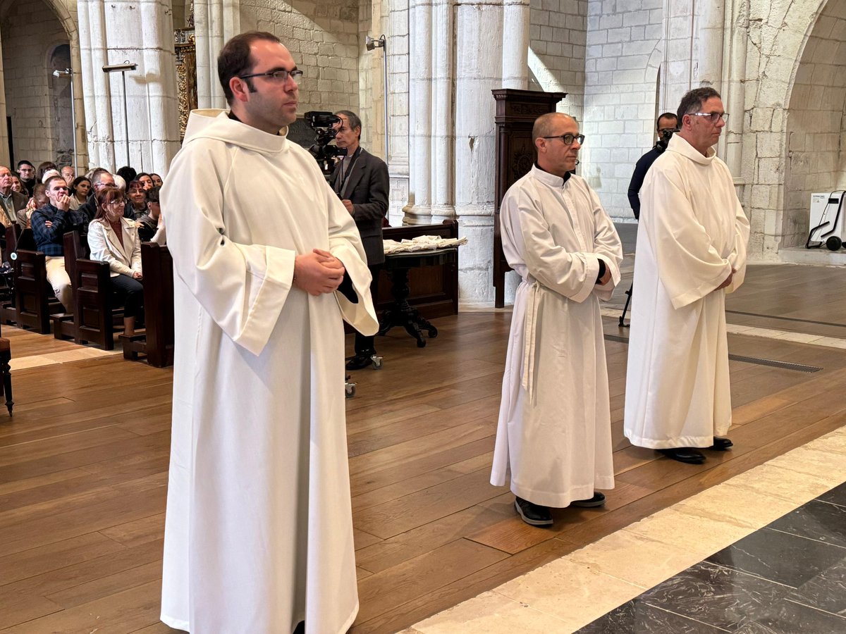 Queridos Ramiro, Patxi y Josu. Vuestras familias os hablaron de Jesús y os acompañaron en la fe. Esas referencias fueron clave para vuestra vocación de servicio a la Iglesia y al Evangelio. Sed ahora vosotros referencia para muchos y llevad a Cristo a los que más lo necesitan.