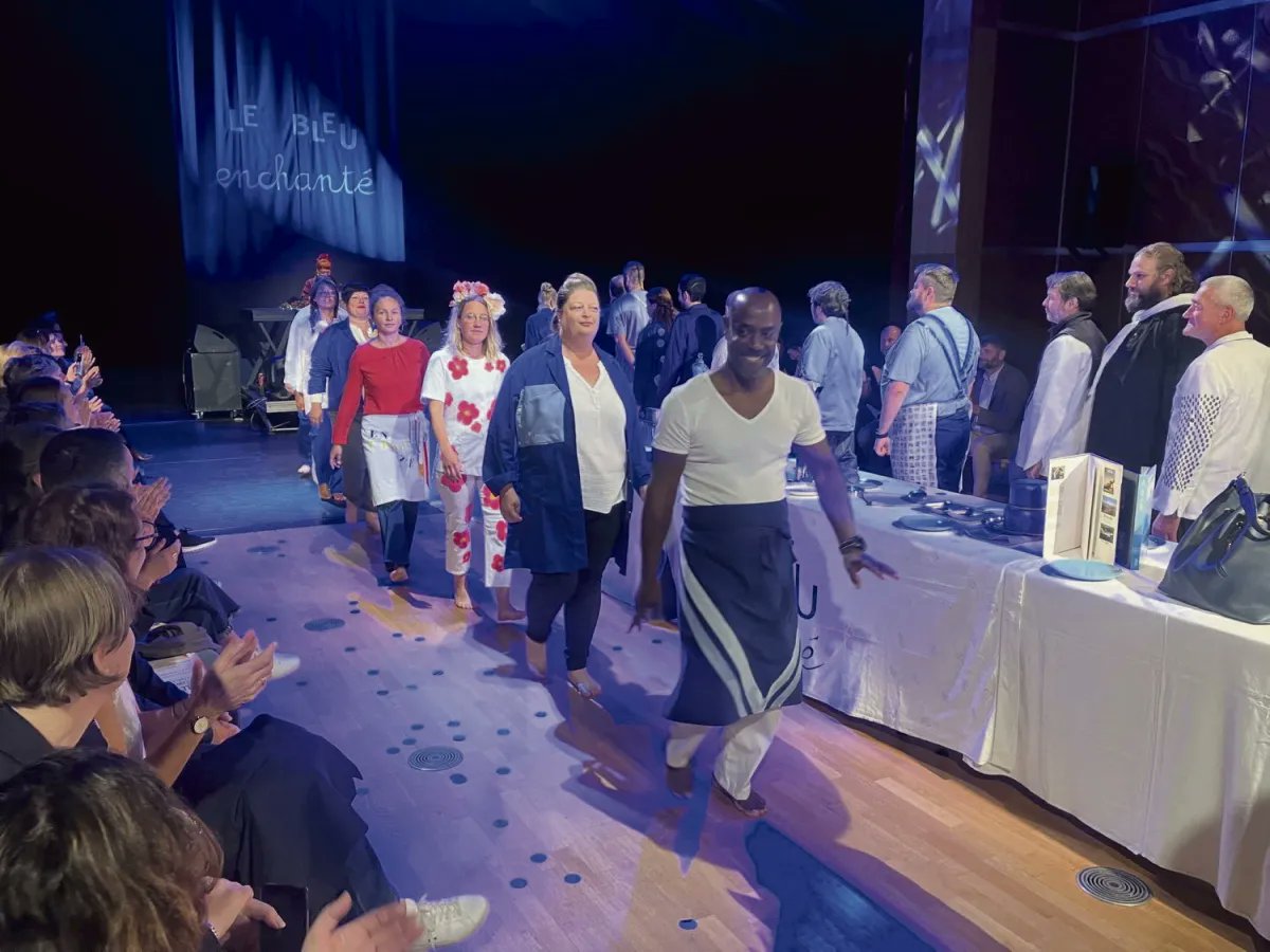 A Granville, France Travail a organisé un défilé d'allocataires RSA à la recherche d'emplois. Ils ont revêtu leurs tenues de travail et ont défilé devant un parterre d'employeurs. L'idée était de renouveler la recherche d'emploi en associant le corps et sa tenue aux habituels cv