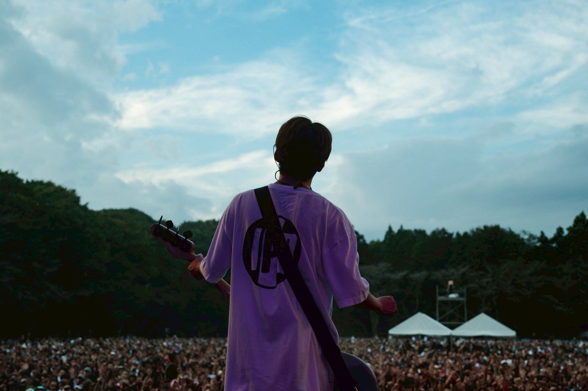 04GENLS's tweet photo. 2025.09.28 井頭公園 運動広場
『RADIO BERRY ベリテンライブ2025 Special』
昨年は僕らの出番直前に落雷で中止。2年分の想いを込めて鳴らしました。ベリテンは子供達はもちろん、木々や鳥や虫達さえも自由に揺れて観てくれてる気がします。甲本ヒロトさんと写真を撮ってもらいました。羨ましいだろ。 https://t.co/iTT5ZLZwbu