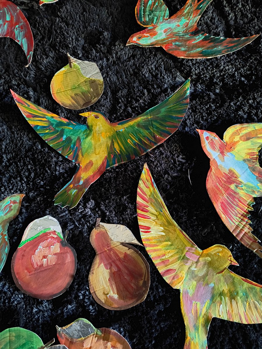 vampiliza's tweet photo. Details for my artwork installation, that took place yesterday in Berlin at Hotel Continental - Art Space in Exile
Everything is hand-painted and hand-cutted 🌿🐦🍎🦜 https://t.co/fAUov62mHR