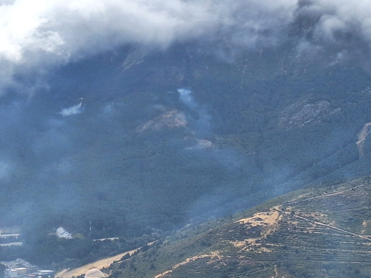 AT_Brif's tweet photo. 11:35🎥#IFPeñalbaDeLaSierra #Guadalajara 

@briflubia sobrevuela la zona de actuacion, es lo que queda con humos encima de las pistas de ski de La Pinilla les dejan en la carretera y les suben en coches hasta acceso a zona de trabajo.

@BRIFpradotwit desde su base en vuelo al IF. https://t.co/u9k0brteIL