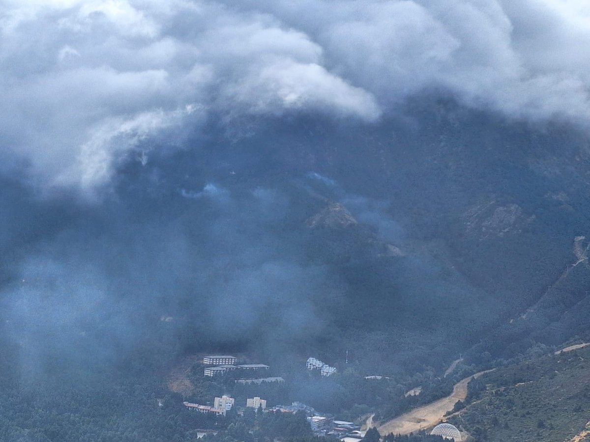AT_Brif's tweet photo. 11:35🎥#IFPeñalbaDeLaSierra #Guadalajara 

@briflubia sobrevuela la zona de actuacion, es lo que queda con humos encima de las pistas de ski de La Pinilla les dejan en la carretera y les suben en coches hasta acceso a zona de trabajo.

@BRIFpradotwit desde su base en vuelo al IF. https://t.co/u9k0brteIL