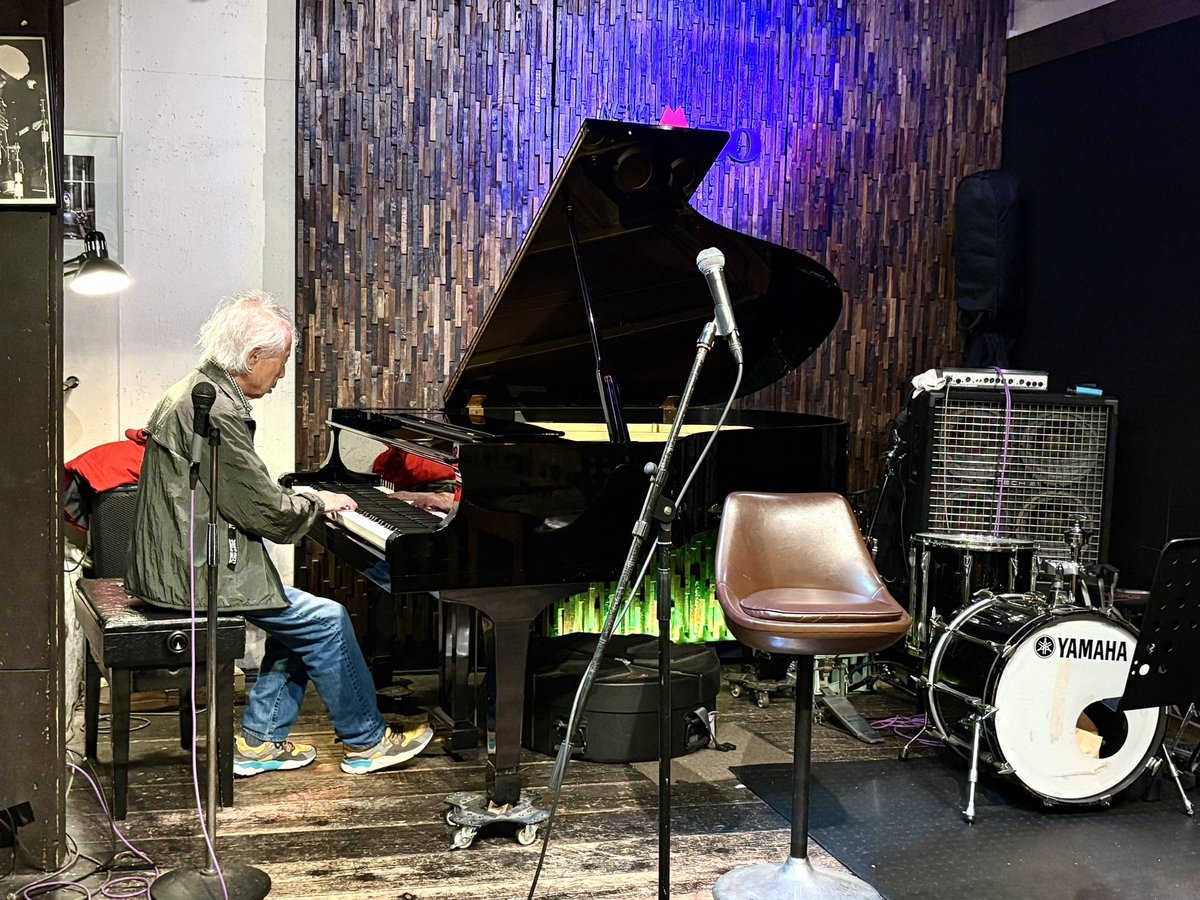 furusyo55's tweet photo. 本日は福岡市「New Combo」さんのピアノ調律、仕上がりはバッチリ👌
ただ今巨匠ピアニスト渋谷毅さん試弾中です。
今日の調律だと「こんな感じの音が出るはず」と予想するのですが、それを遥かに上回る美しい音色です。いや〜流石は巨匠!参りました🙇♂️
#newcombo #ピアノ調律 #渋谷毅さん https://t.co/CB0hBMnuLY