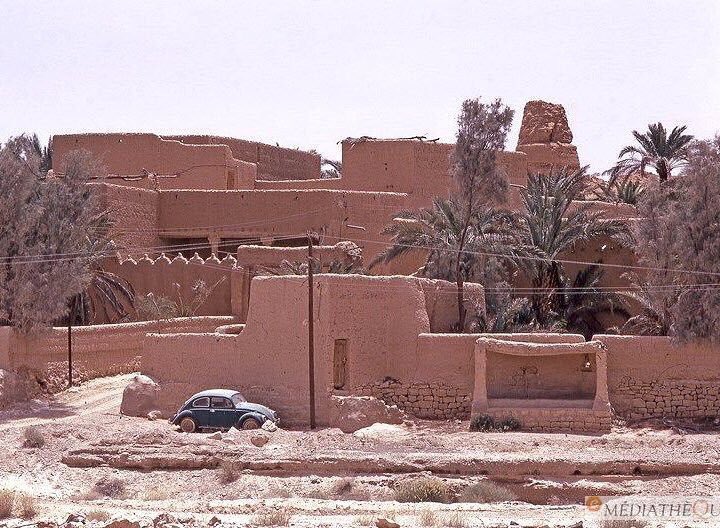 مسجد السميري :
ومزرعة صالح بن عبدالواحد رحمه الله، على ضفاف وادي حنيفة في جنوب الدرعية قرب طلعة النصرية وذلك قبل إزالته. ويبدوا المدي حوض السقيا والوضوء مقابل المحراب، و ذكريات جميله وأرواح نقية طاهره عاشت في هاذا البيت بأعداد كبيره من حمولة ال عبدالواحد الشهيرة في الدرعية وعاشت