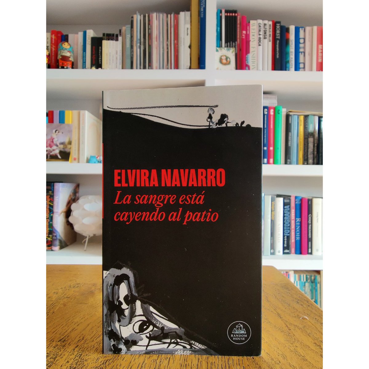 Ya está en mis manos y a partir de este jueves 2 de octubre llegará a las librerías. 
Son nueve cuentos.
Ojalá os apetezca leerlo o acompañarme en alguna de las presentaciones. 
La primera será en Madrid este viernes 3 en <a href="/LibreriaAlberti/">Librería Alberti</a> a las 19:00 con el gran <a href="/OscarEsquiviasG/">Óscar Esquivias</a>