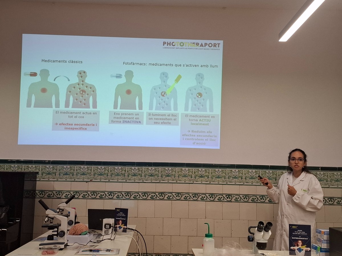 MartaFdezJurjo's tweet image. En el marc de La Nit de la recerca, al centre cívic Casa Golferichs, la biòloga i divulgadora científica @BiaMoreno_G 
@PHOTOTHERAPORT de @IBECBarcelona explica què són els fotofàrmacs i com funcionen i els avantatges que presenten aquests nous medicaments controlats per la llum.