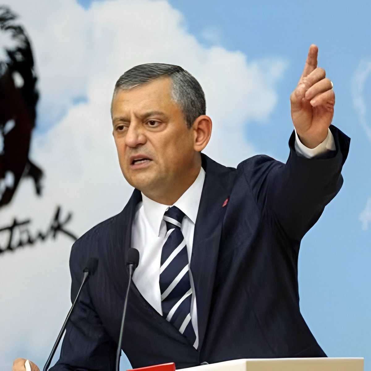 ajans_muhbir's tweet photo. Özgür Özel: “Normalleşme bitti. Savaş ilan edilen biri nasıl savunacaksa kendisini, ülkesini; partimi öyle savunacağım.” https://t.co/tph3nbAB2x