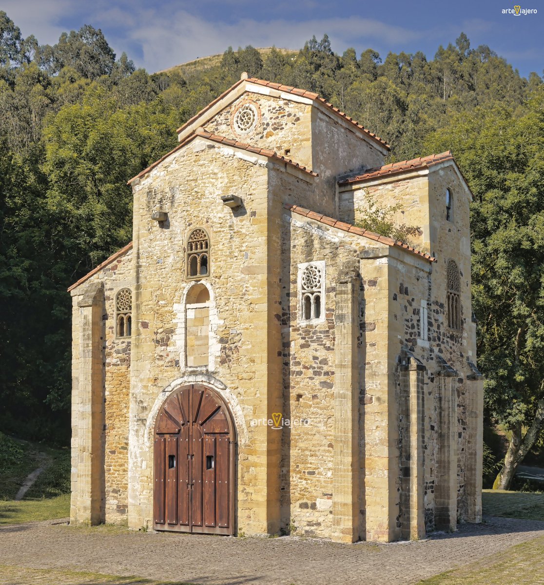 San Miguel de Lillo (S. IX), Monte Naranco, Oviedo (Asturias). Patrimonio de la Humanidad por la UNESCO
#FelizLunes #BuenosDias