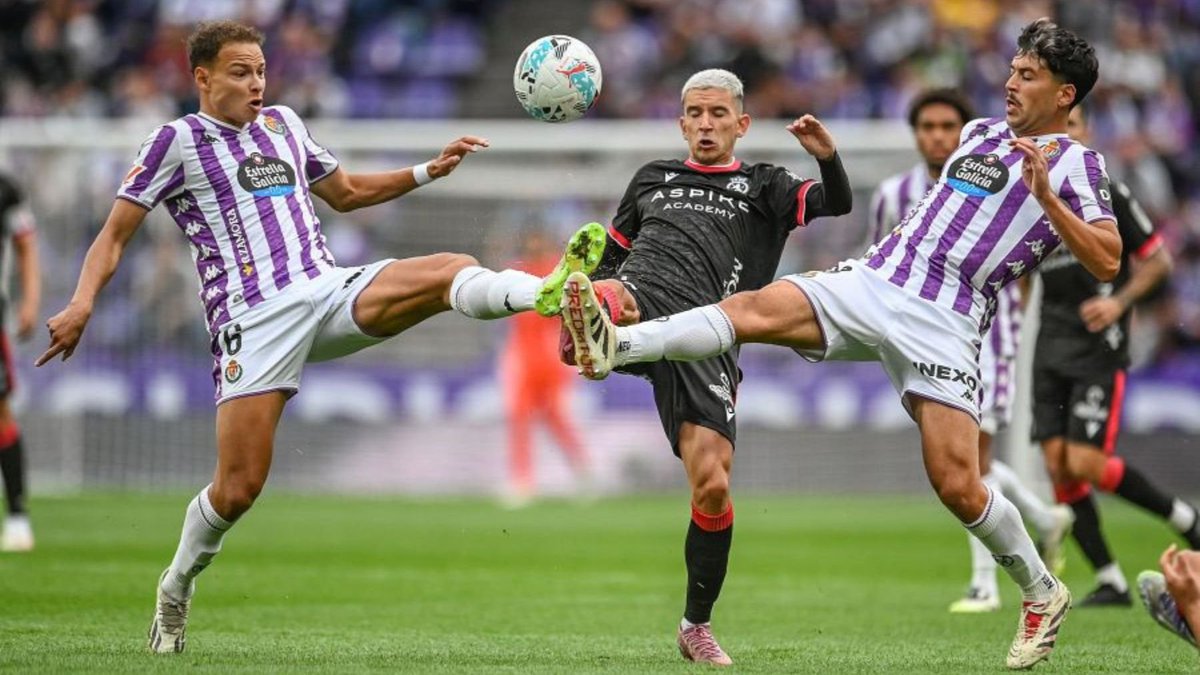 MarcosRVCF_'s tweet photo. En el Pucela hay un problema grave en el centro del campo.

No hay un perfil de organizador capaz de darle rapidez y fluidez al balón para hacer daño a defensas en bloque bajo. No generamos nada por medio y no rompemos líneas por dentro.

Urge un ''8'' en el @realvalladolid. https://t.co/Xz1QAVnyZN