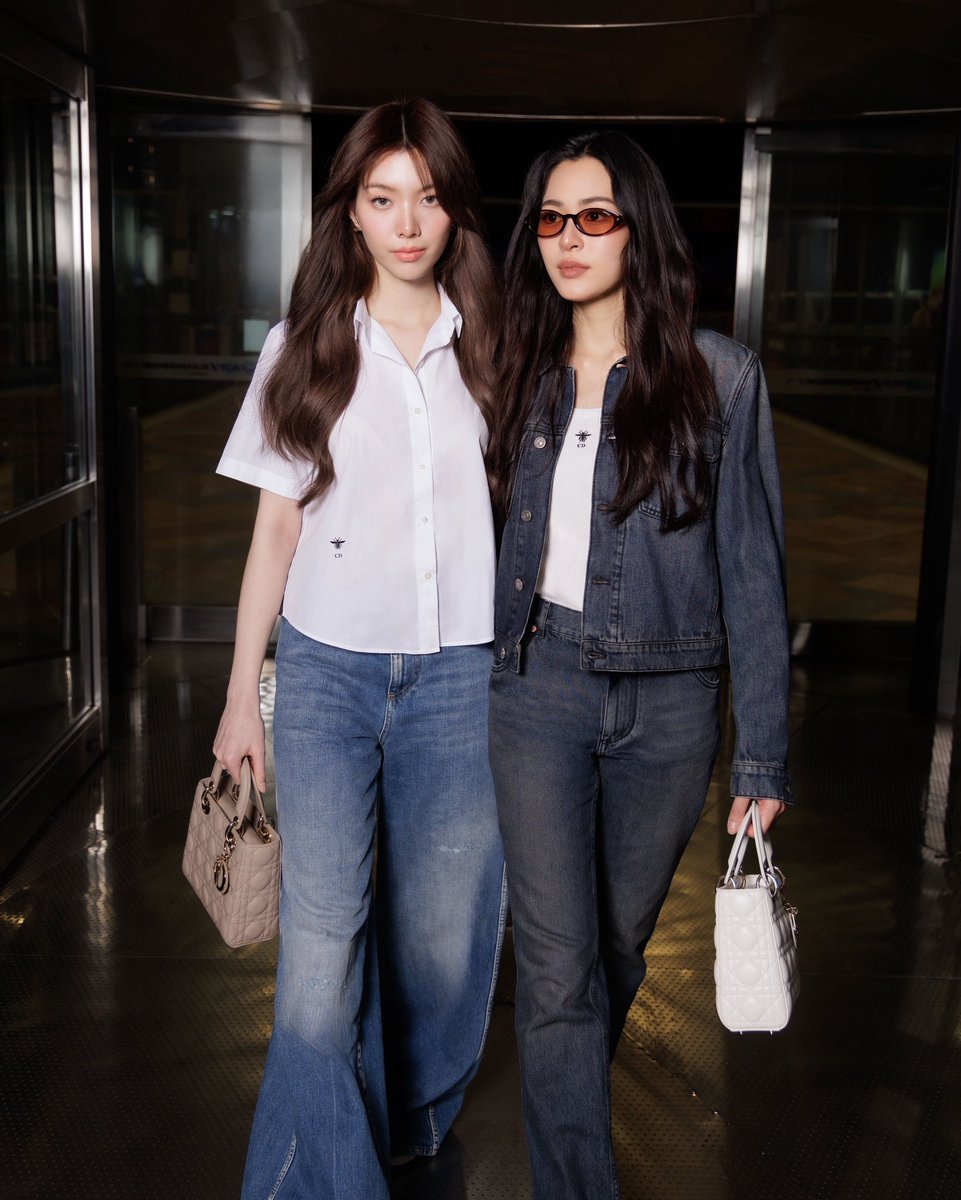EverydaynewsTH's tweet photo. 2 สาวคนสวย “หลิง-ออม” พร้อมเดินทางบินลัดฟ้าสู่กรุงปารีสเพื่อเข้าร่วมชมแฟชั่นโชว์ Dior Women's Spring Summer 2026 ที่จะจัดขึ้นในวันที่ 1 ตุลาคมนี้ ณ กรุงปารีส รอชมลุคสุดจึ้งของทั้งคู่เลยค่า ✨🫶🏻

LINGORM FLY TO DIORSS26
#LingOrmDiorAirportLook 
#DiorSS26 #Dior 
#LingOrm
#Linglingkwong
#Ormkornnaphat
#EVERYDAYth