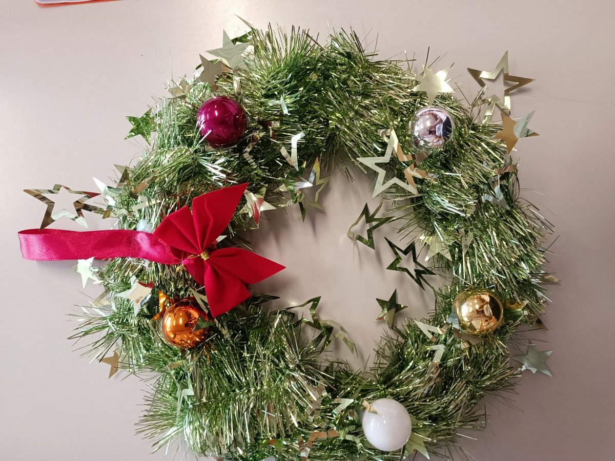 fablabalecole's tweet image. Les fêtes sont encore loin, mais à Beaurains (62), les CM1-CM2 de Mme Perrin ont déjà fabriqué de superbes couronnes de Noël à la scie à chantourner. Un projet festif où technique et créativité vont de pair. 
 #FabLabalEcole 
 #JM25@reseau_canope