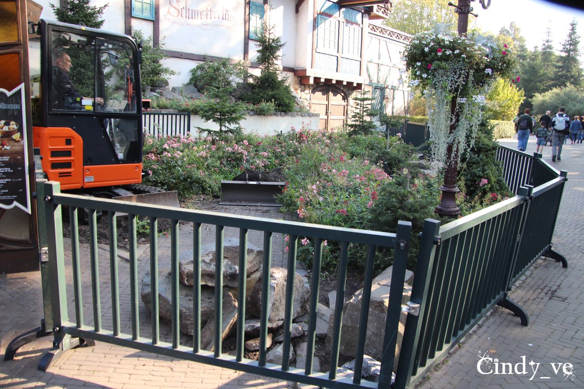 cindy_ve's tweet photo. Graafwerkzaamheden op het #MaxEnMoritzPlein bij #MaxEnMoritz #Efteling https://t.co/1JlfVT8MT6