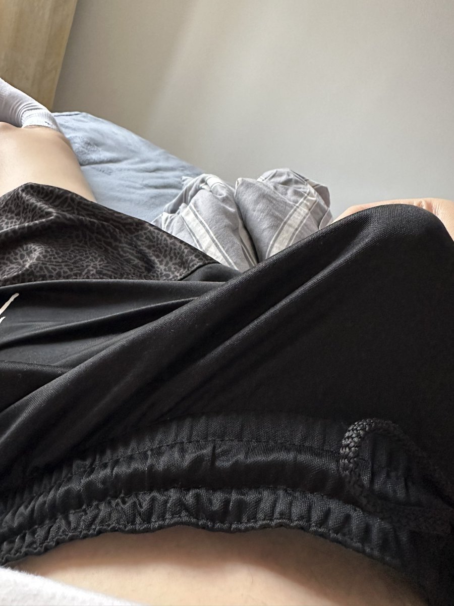 hellerpalm's tweet photo. 一条很直男的丝滑球裤，光��看着都荷尔蒙满满 ദ്ദി˶ｰ̀֊ｰ́ )✧
#篮球裤 #球裤 #勃起 https://t.co/01JpuRwgOL