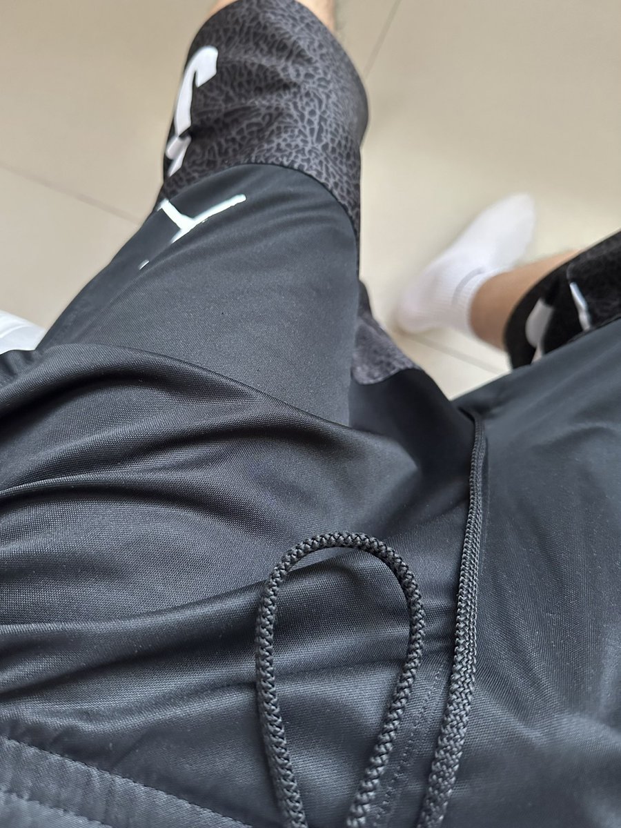 hellerpalm's tweet photo. 一条很直男的丝滑球裤，光��看着都荷尔蒙满满 ദ്ദി˶ｰ̀֊ｰ́ )✧
#篮球裤 #球裤 #勃起 https://t.co/01JpuRwgOL
