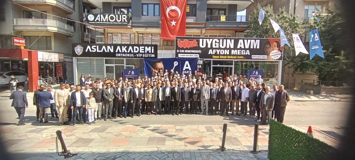 LSohretsizler's tweet photo. ▪️ Afyon’da Anahtar Parti’ye Büyük Katılım 

Anahtar Parti Afyon İl Başkanı Sayın Üzeyir Aladağ’ın ev sahipliğinde düzenlenen toplu rozet takma töreninde yaklaşık 200 kişi Anahtar Parti ailesine katıldı.

Coşkulu atmosferde gerçekleşen törende, yeni üyeler “Türkiye’nin geleceğine Anahtar olacak kadrolara destek vermekten gurur duyduklarını” ifade ettiler.

#YavuzAğıralioğlu #pazartesi