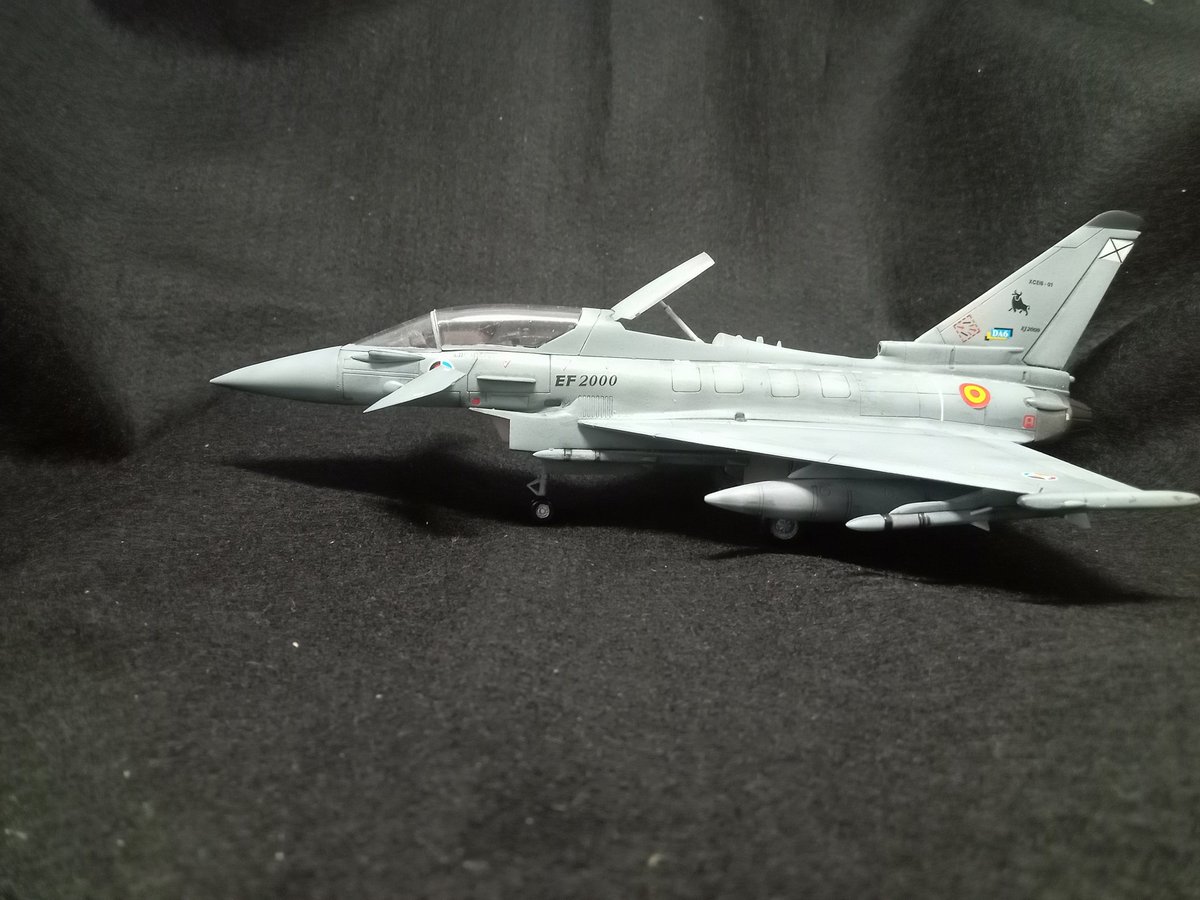 ndnm0d's tweet photo. イタレリ 1/72 EF-2000 ユーロファイター スペイン空軍 完成です。　
多分タイフーンですけれど発売された頃まだ名前ついてなかったっぽいのでユーロファイターです。ものは多分ウォーバードコレクションのものと同じか同系統だと思います。
デカールの質はあんま良くないですけれどかっこいいです。 https://t.co/7GMU2LQqSD