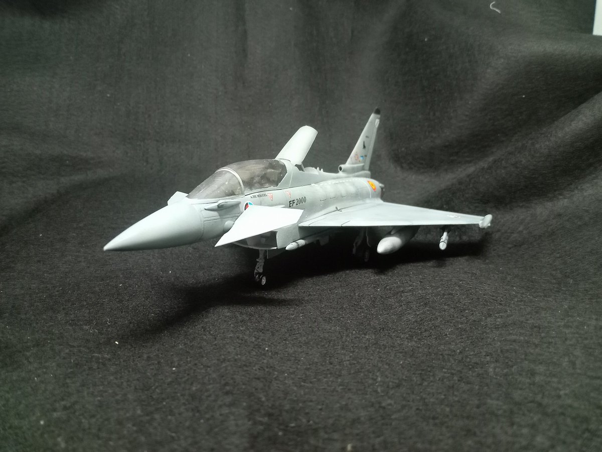 ndnm0d's tweet photo. イタレリ 1/72 EF-2000 ユーロファイター スペイン空軍 完成です。　
多分タイフーンですけれど発売された頃まだ名前ついてなかったっぽいのでユーロファイターです。ものは多分ウォーバードコレクションのものと同じか同系統だと思います。
デカールの質はあんま良くないですけれどかっこいいです。 https://t.co/7GMU2LQqSD