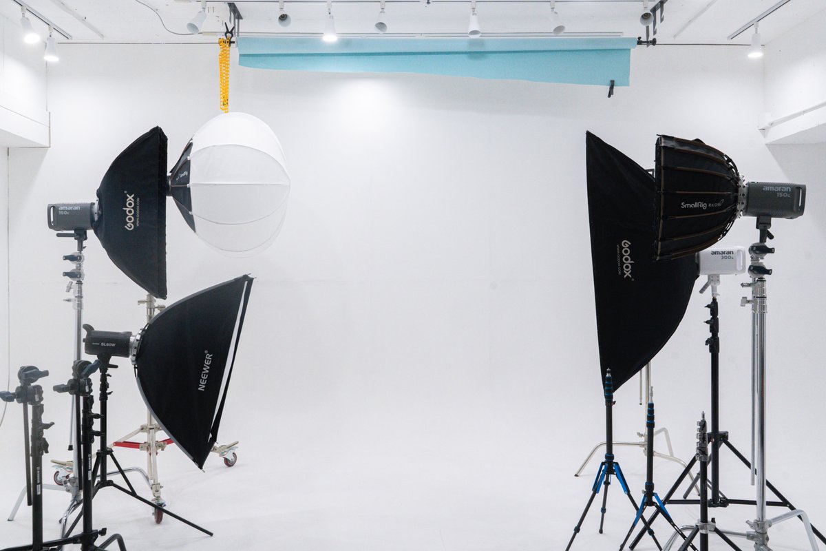 本格的な白ホリゾントスタジオをもっと身近に。

Studio HAKUは、プロ仕様の空間と最新設備を、利用しやすい価格でご提供します。

商業撮影から個人のポートフォリオまで、最高のクオリティを驚きのコストパフォーマンスで！