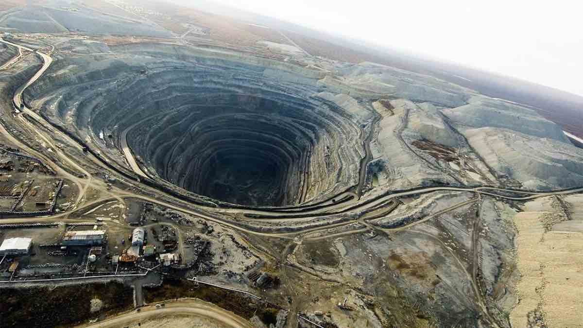 DiamondCityNews's tweet image. અલરોસાએ ઉદાચન્યા માઇનની આયુ 2055 સુધી વધારવાનો પ્રોજેક્ટ મંજૂર કર્યો

DIAMOND CITY NEWS, SURAT

#alrosa #DiamondCityNews #DiamondDeposits #DiamondIndustry #diamondmining #DIAMONDNEWS #DiamondProduction #PavelMarinychev #RoughDiamonds #RussianDiamonds

diamondcitynews.com/alrosa-extends…