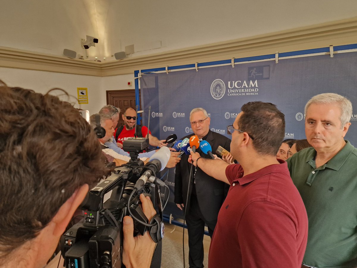 UCAM's tweet photo. 📸 Hoy es un día grande para nuestra Universidad con la inauguración de la restauración del Claustro del Monasterio de Los Jerónimos. https://t.co/rcfrMbypOc