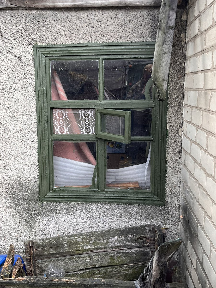 Excel_ukr's tweet image. Жити з дідами — це прокидатись від запаху фарби, бо хтось вирішив пофарбувати вікно сільської хати в тактичний колір!