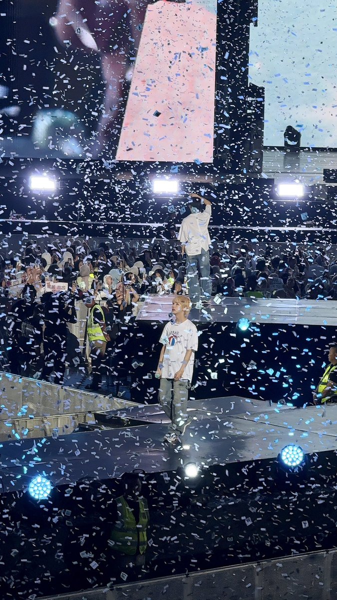 컨페티 속 런쥔이 너무 예쁘다