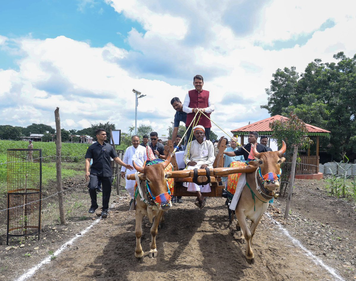 यवतमाळ दौर्‍यावर असताना बैलगाडी हाकण्याची संधी मिळाली!

शेतकऱ्यांची बैलगाडी म्हणजे त्याच्या जीवनाची ओळख...
शेतकऱ्यांच्या मेहनत, धैर्य आणि निष्ठेची साक्षीदार...

#Maharashtra #Yavatmal