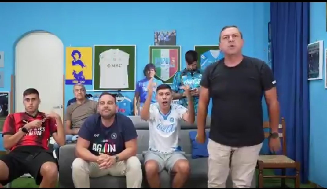 _LordJack's tweet image. Il tizio con la maglia del Milan mio nuovo idolo personale