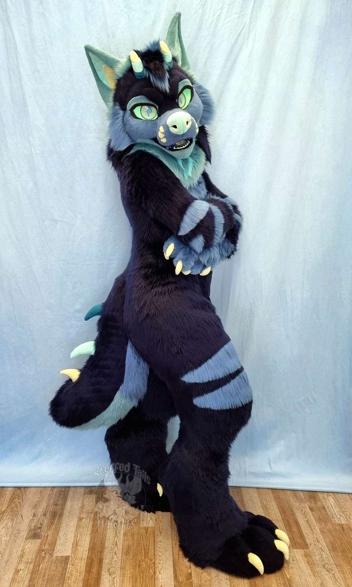 Fursuit Review tweet media