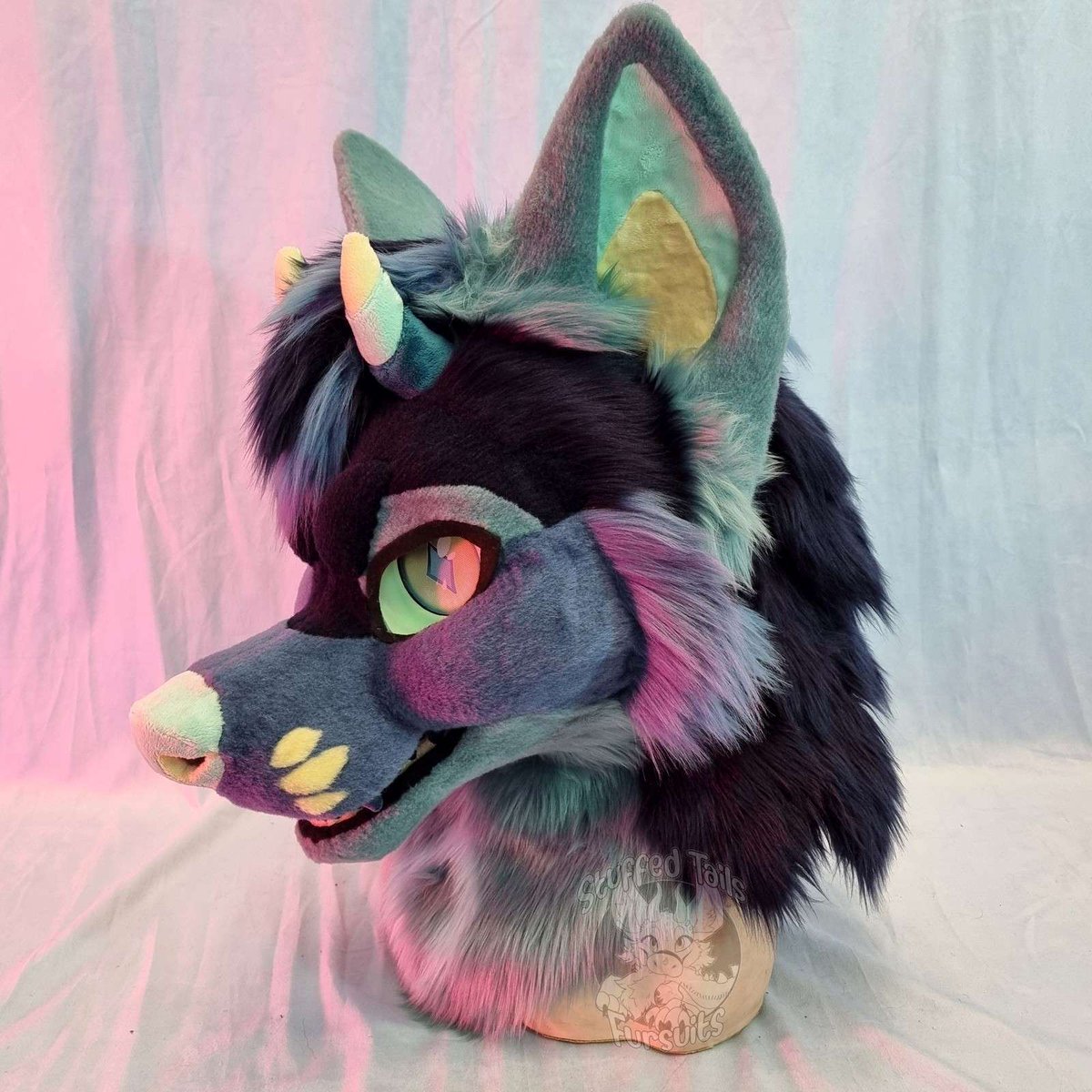 Fursuit Review tweet media