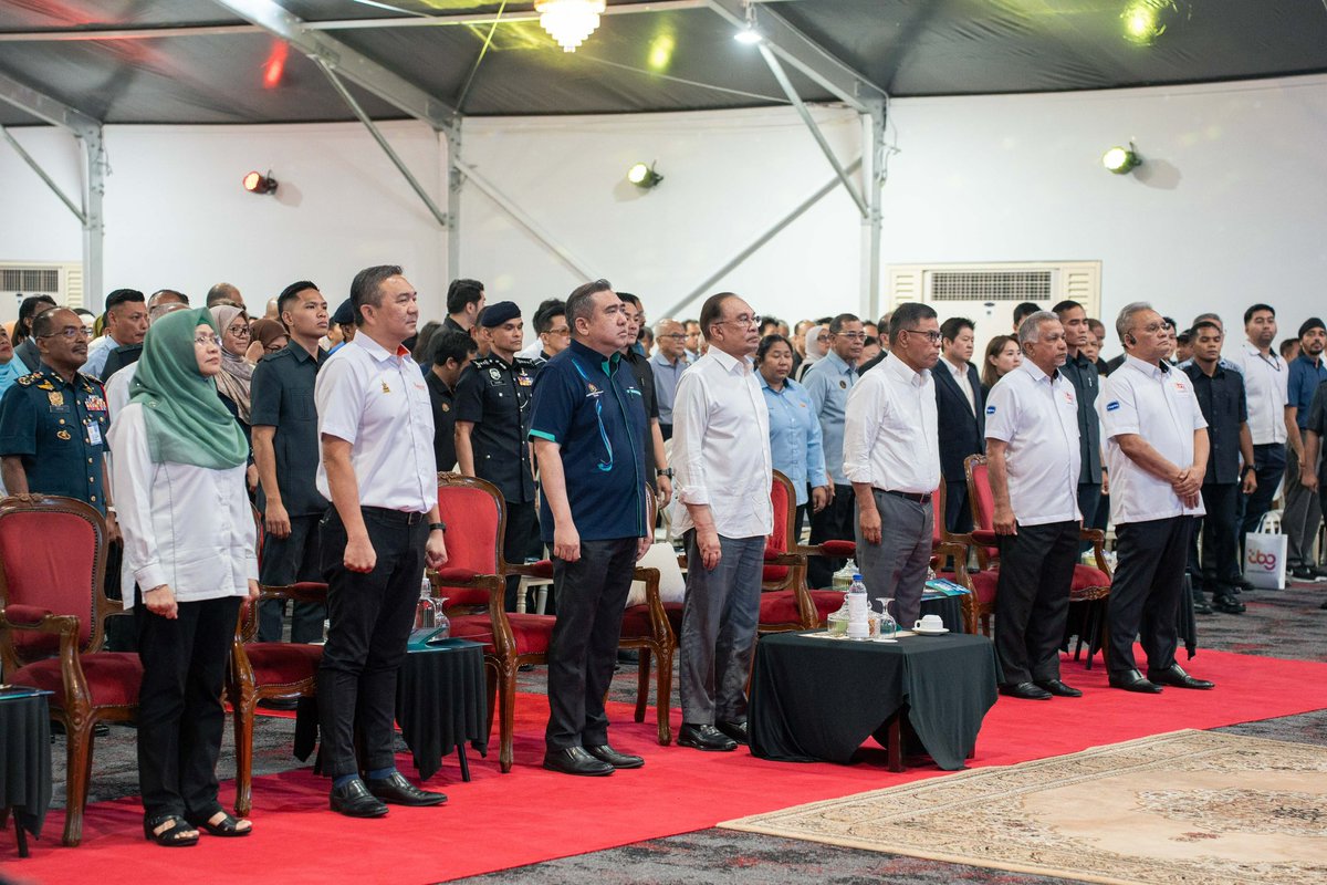 MOTMalaysia's tweet photo. Hari ini, YAB Perdana Menteri, Dato' Seri Anwar bin Ibrahim telah merasmikan Terminal Bersepadu Gombak (TBG) – hab pengangkutan darat moden bernilai RM307.4 juta yang menghubungkan bas ekspres, LRT Laluan Kelana Jaya dan bakal berintegrasi dengan Stesen ECRL Gombak. https://t.co/VfrSbm85ml