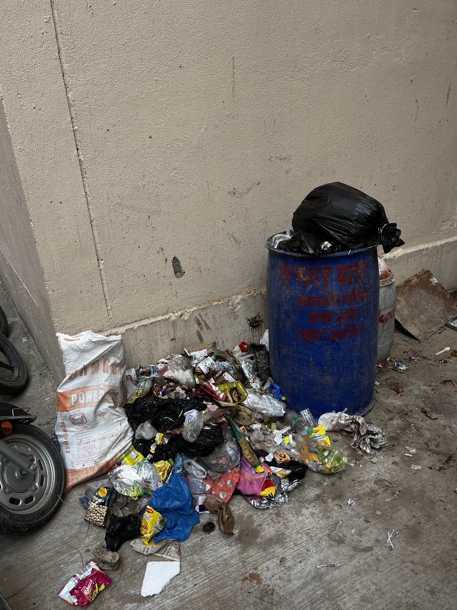 हमारे यहां "RHB-अनुपम अपार्टमेंट, सेक्टर 26, प्रताप नगर (वार्ड नंबर 121) में नगर निगम द्वारा निर्धारित कचरा एकत्रित करने वाली गाड़ी नियमित रूप से नहीं आती है। सामान्यतः यह गाड़ी प्रति दिन आनी चाहिए, किंतु वर्तमान में यह केवल 4-5 दिन में एक बार आती है।