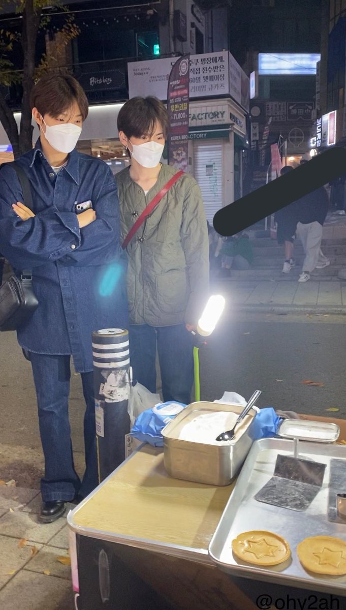 ocothc's tweet photo. 갤러리에서 이거 마주치고 10분 동안 웃음 https://t.co/YoOJvt2Jap