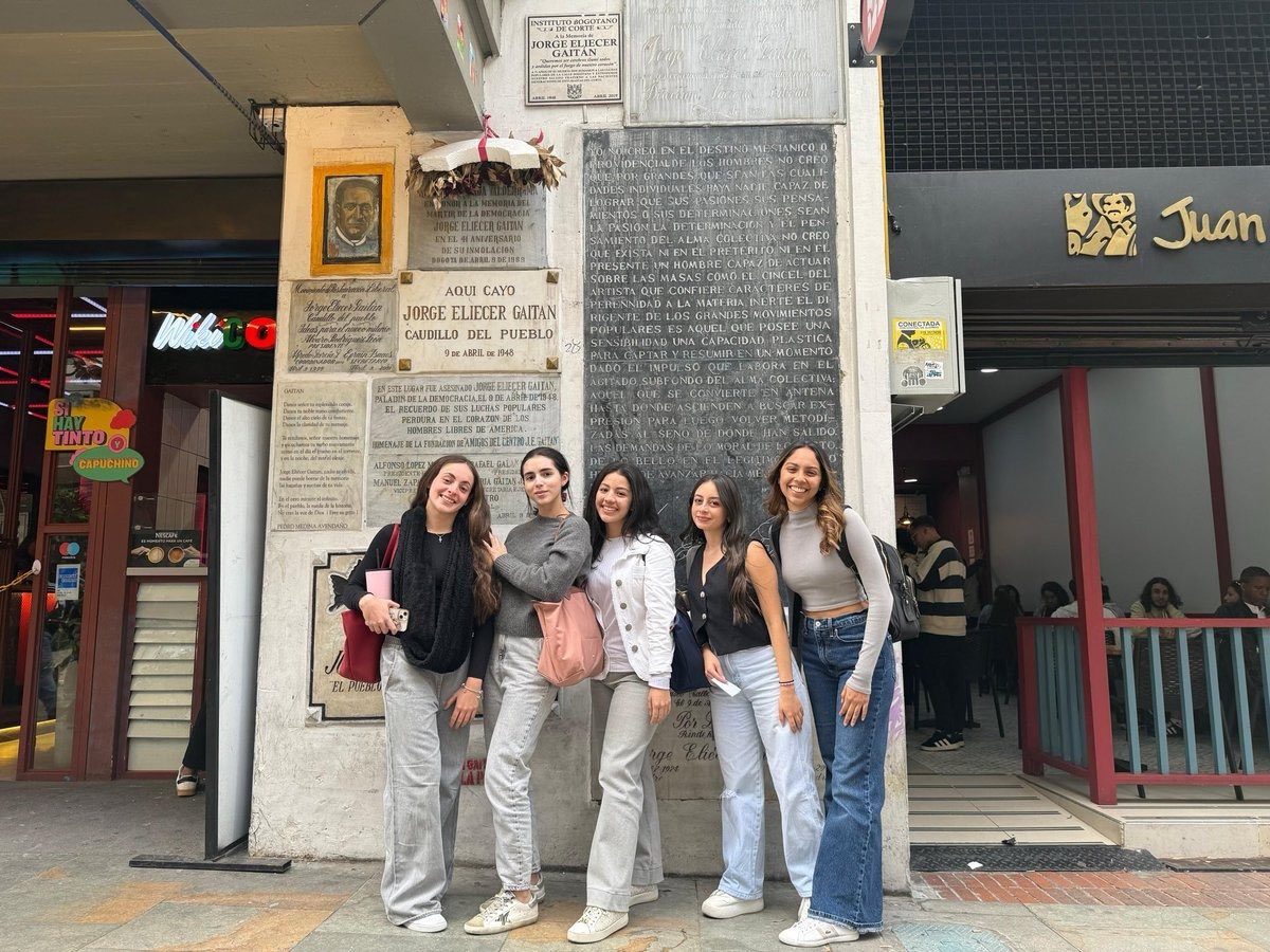 VHenriquezG's tweet photo. 30. “En este lugar fue asesinado Jorge Eliecer Gaitán, paladín de la democracia el 9 de abril de 1948”: lugar testigo del Bogotazo. #AnálisisGeográficoUR2025 
@URosario
 
@PoliticaUR
 
@ronalfrodriguez https://t.co/u8TQahTXle