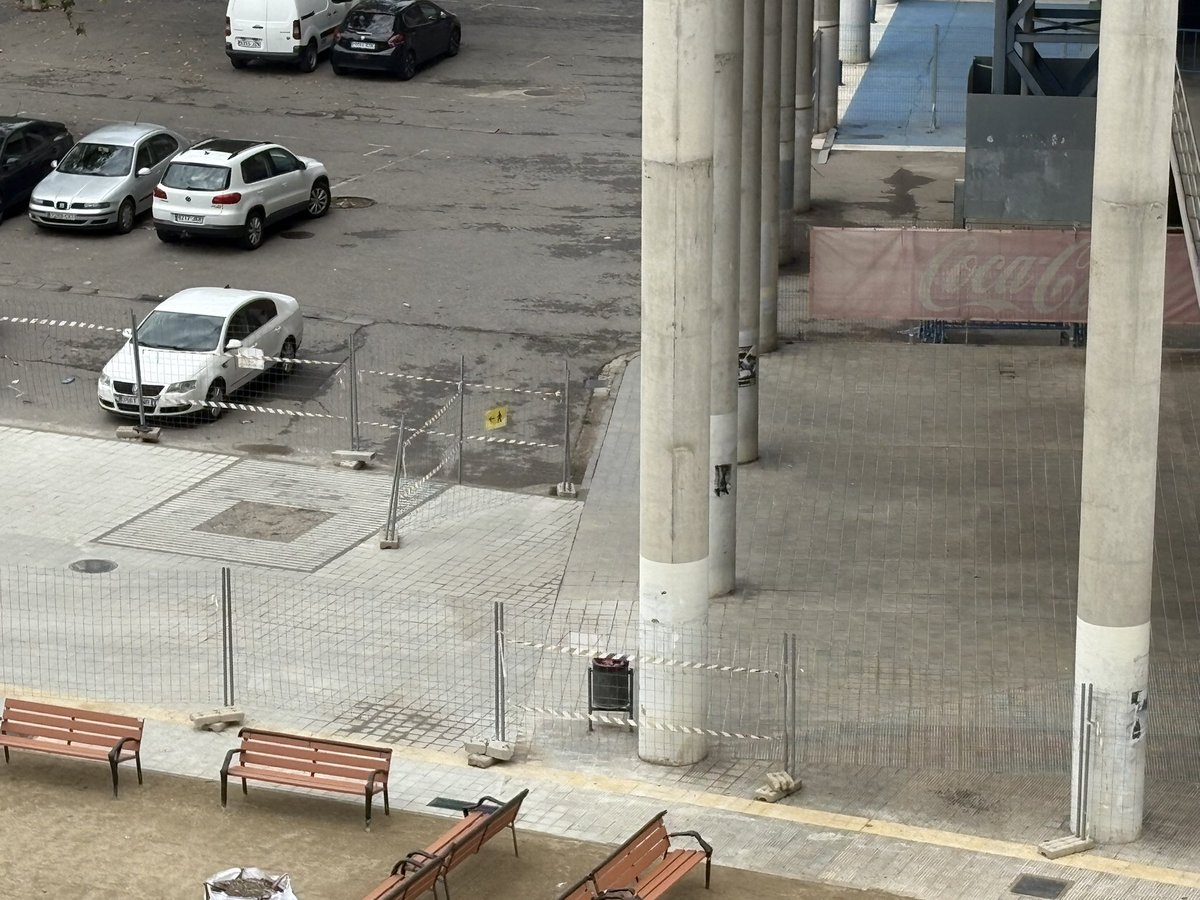 perebai4's tweet image. Sr. @flarrosa en aquest punt de la foto abans hi havia una rampa ♿️ per accedir a la vorera. 
Podrien corregir-ho per poder accedir des del parquing i no haver de desplaçar-se fins a la rotonda a buscar una rampa??