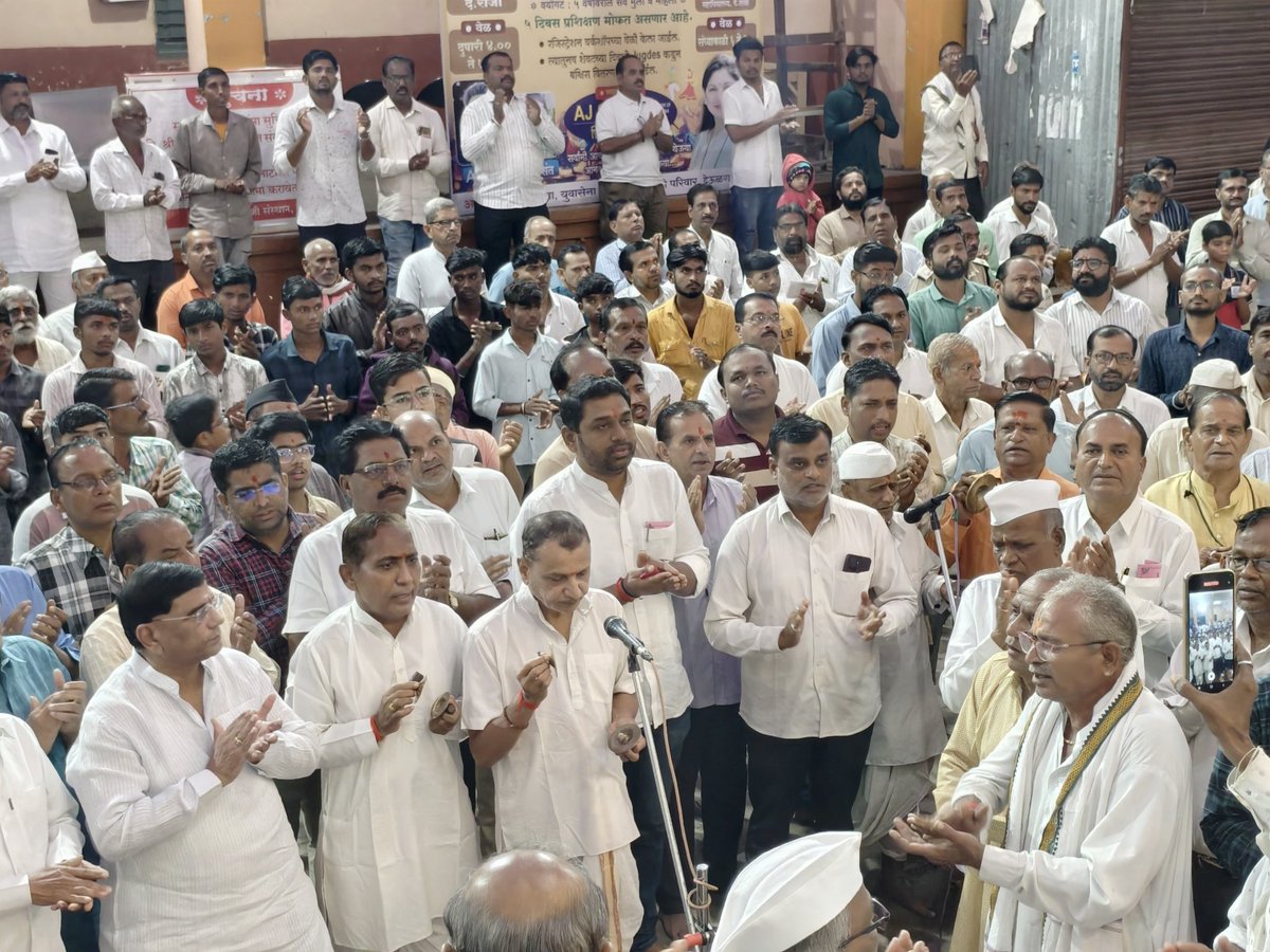 आज श्री बालाजी मंदिर देऊळगाव राजा येथे सकाळी परंपरेनुसार काकड आरती प्रसंगी उपस्थित राहून श्री बालाजी महाराज चरणी नतमस्तक होत, महाराष्ट्रावर आलेले अतिवृष्टीचे संकट लवकर दूर व्हावे व सर्वांवर कृपादृष्टी राहावी अशी प्रार्थना केली.

#balaji #mandir #deulgaonraja #manojkayande
