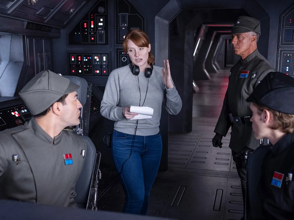 RockCineyComics's tweet image. 🚨 Bryce Dallas Howard confirma que dirigió 2 episodios de Ahsoka T2.

“Este verano terminé de filmar dos episodios para la temporada 2 de Ahsoka.”

👉 ¿Te gusta su aporte como directora en Star Wars?

#Ahsoka #StarWars #BryceDallasHoward #DisneyPlus