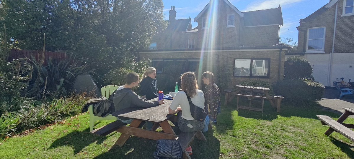 hilderstone's tweet image. Our students made the most of the autumn sunshine today by spending their break in the college garden. From speaking in English to enjoying the fresh air, it was the perfect mix of relaxation and practice! 🍂☀️❤️
#StudyWithHilderstonecollege #studyenglish #englishlearning