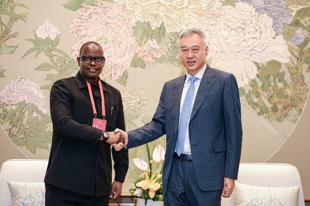 En marge dudit forum, Monsieur BUGAGA a rencontré le vice ministre chinois du Cyberespace. Ce dernier a réitéré son engagement à accompagner le Burundi dans le domaine du développement des compétences numériques
