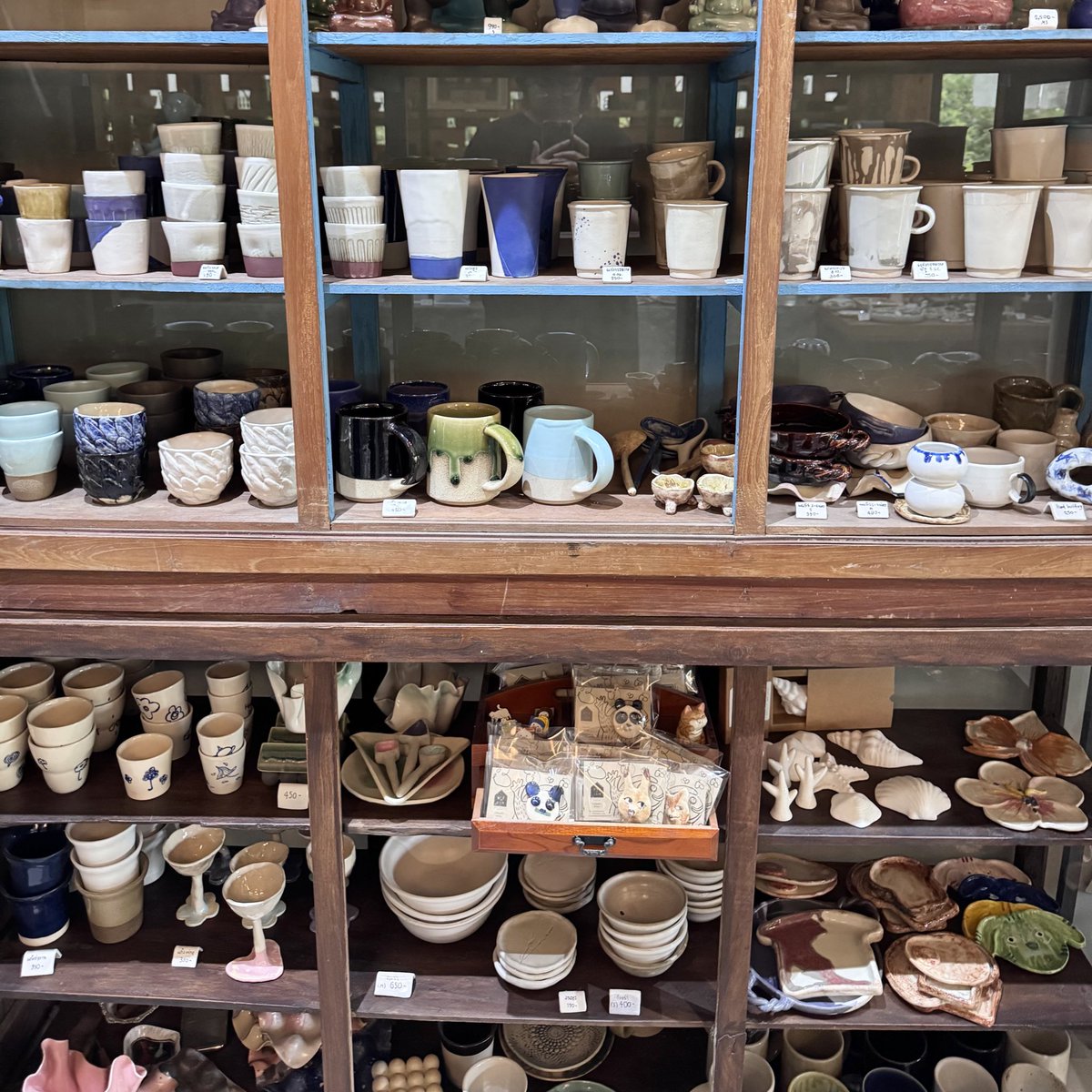 ใครไปเชียงใหม่ แล้วหา workshop น่ารักๆทำ 
แนะนำไปรอยลูกปัดเซรามิก handmade 🥣🫧

สีสวย ละมุน มีเส้นเดียวในโลกจากฝีมือเรา 
ที่นี่จะเป็นทั้งร้านปั้นเซรามิก + คาเฟ่ 
✋🏻 ถ้าชอบงานเซรามิกลองไปได้ ที่มหาชามเริญ