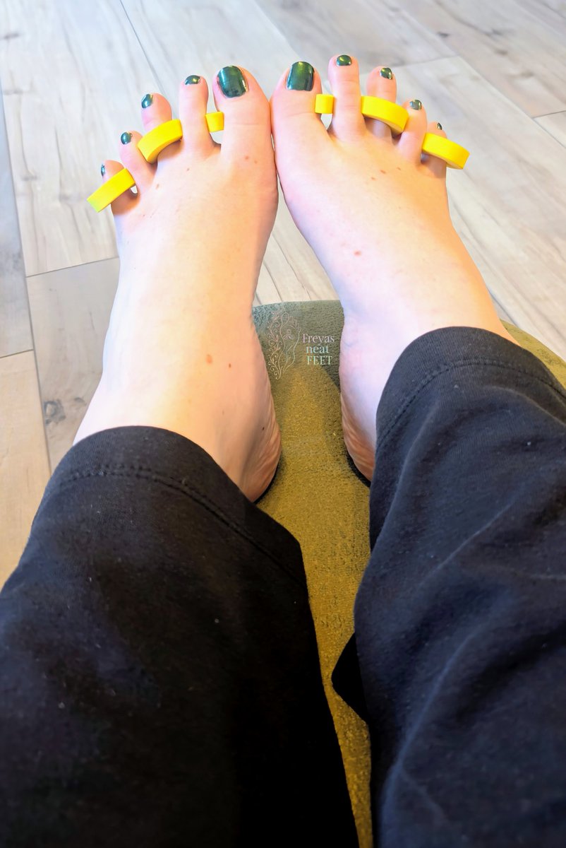 FreyasNeatFeet's tweet image. Was haltet ihr von einem bunten Herbst? 😜 Jede Woche eine neue Farbe bis Halloween 🎃👣 Ihr sucht die nächste Farbe aus! Gold oder Silber? 😘

#lackiertefußnägel #toenails #cutetoes
#sexyzehen #fussliebhaber #instafeet 
#foryou #youdecide #feet #fussmodel 
#fussbilder #feetpics
