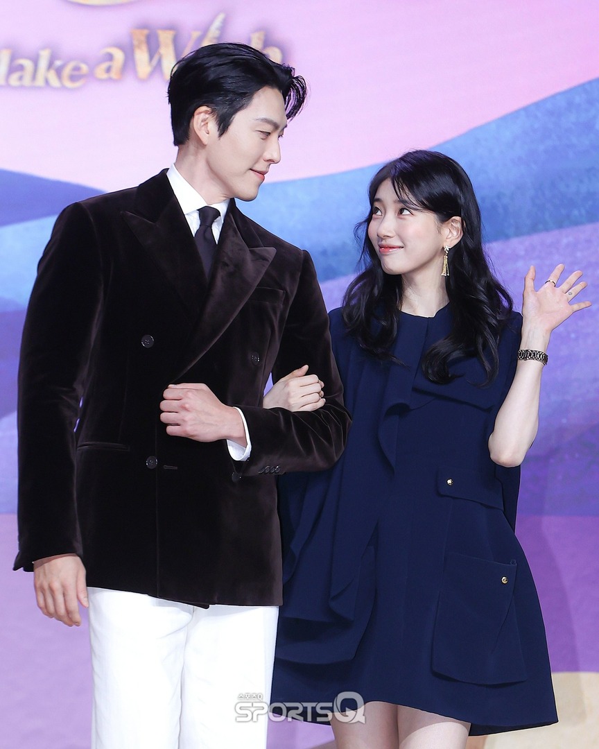 kdrama_menfess's tweet photo. "Baik dulu maupun sekarang, berakting dengan Suzy selalu membuatku bahagia"
Kim Woobin. 2025   
•kdm• https://t.co/w9IdAdw3oq