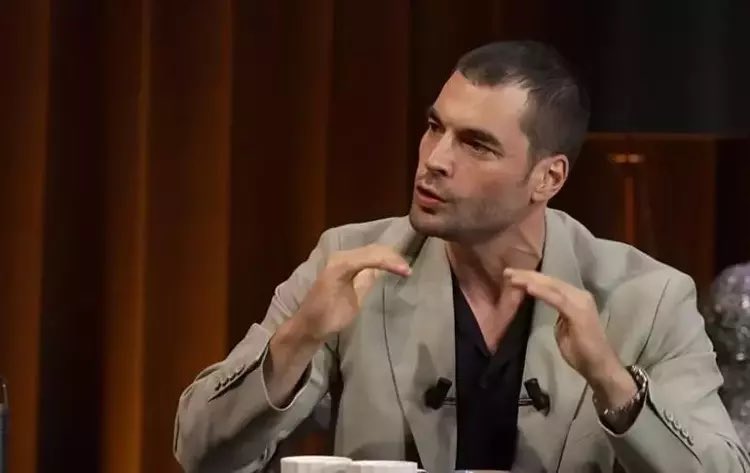 #AkınAkınözü; “130 kiloydum, aşk acısıyla kilo verdim. Bir kızdan hoşlanıyordum, hâlâ iletişimimiz sürüyor. Bana aslında büyük bir iyilik yaptı. ‘Akın ile sevgili olmam, çok kilolu’ demiş. O söz beni çok sarstı, ardından Amerika’ya döndüm. Bu süreçte değiştim ve kendimin daha iyi